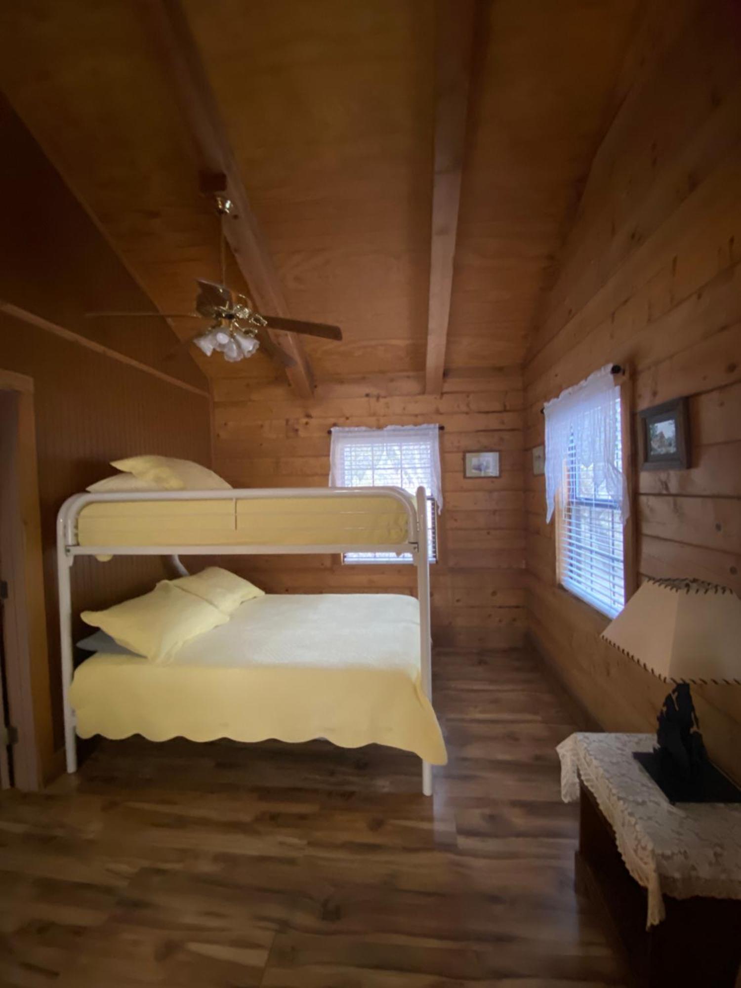 A Peace Of Heaven Cabins And Rv Vanderpool Екстериор снимка