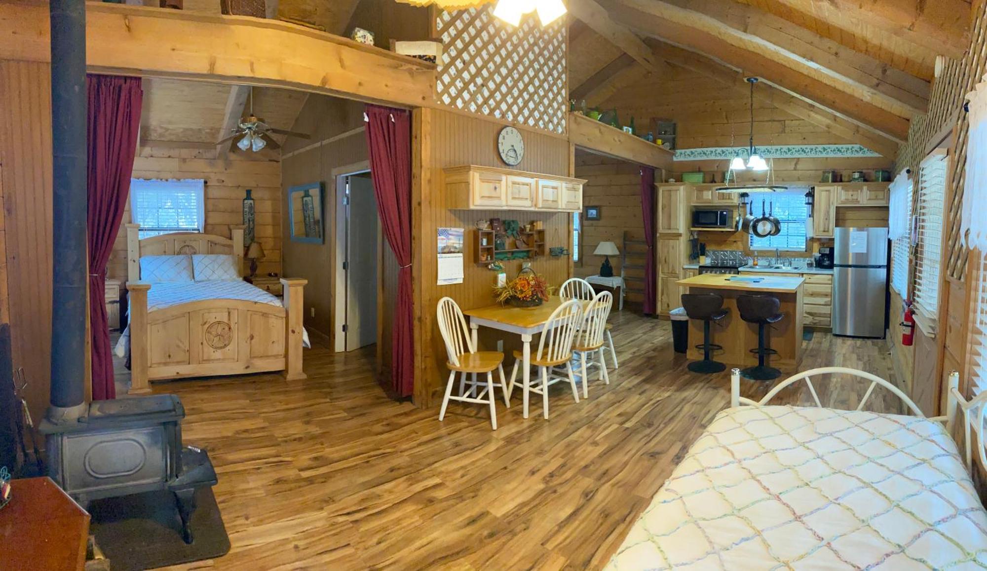 A Peace Of Heaven Cabins And Rv Vanderpool Екстериор снимка
