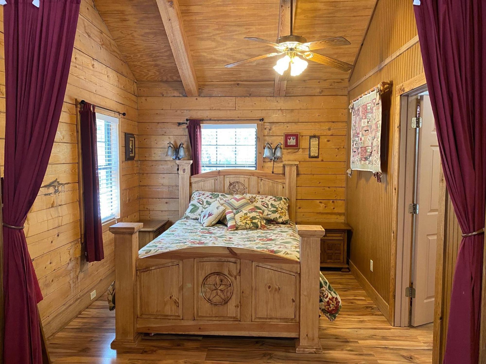 A Peace Of Heaven Cabins And Rv Vanderpool Екстериор снимка