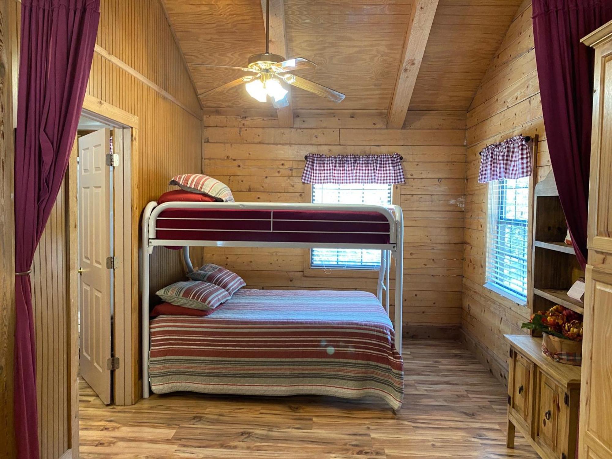 A Peace Of Heaven Cabins And Rv Vanderpool Екстериор снимка