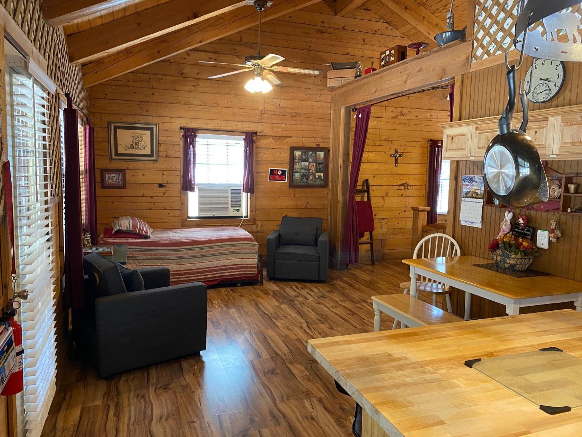 A Peace Of Heaven Cabins And Rv Vanderpool Екстериор снимка