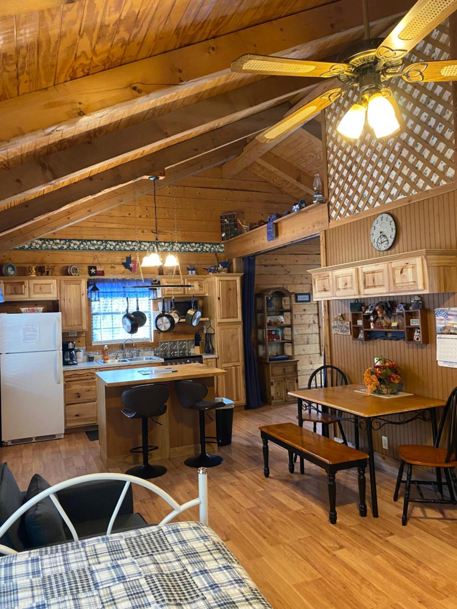 A Peace Of Heaven Cabins And Rv Vanderpool Екстериор снимка
