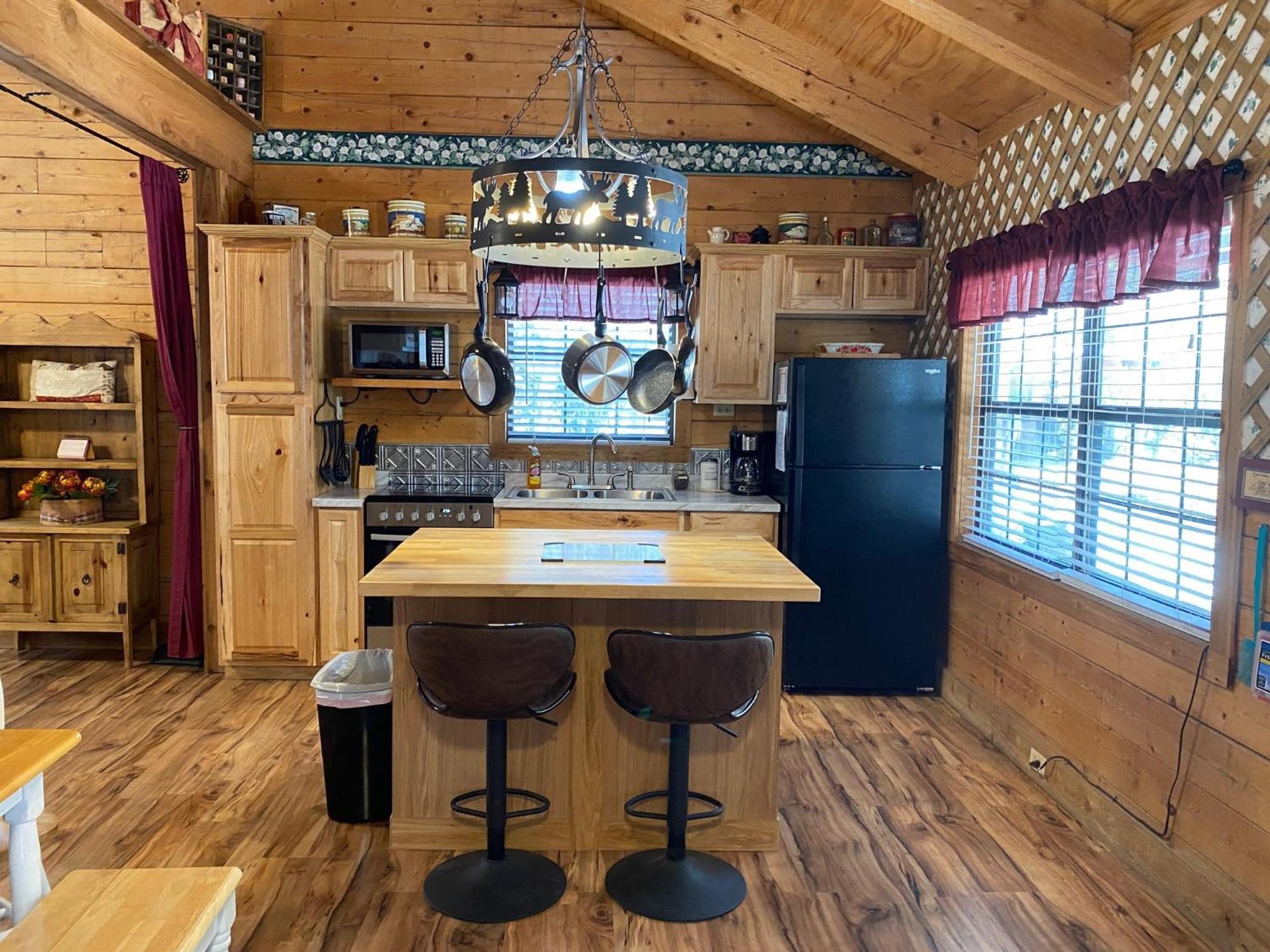 A Peace Of Heaven Cabins And Rv Vanderpool Екстериор снимка